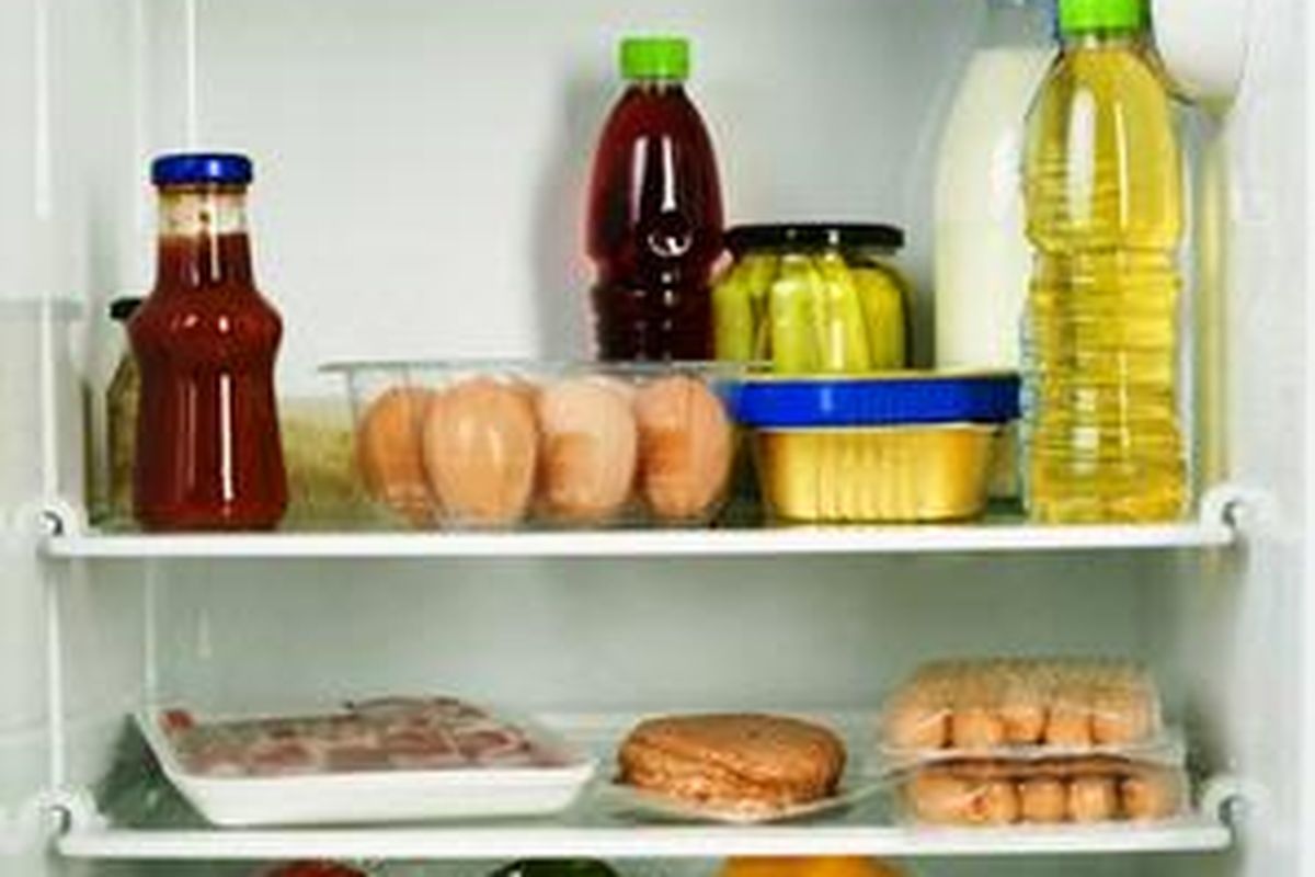 Cuci dulu telur sampai bersih sebelum disimpan di kulkas.