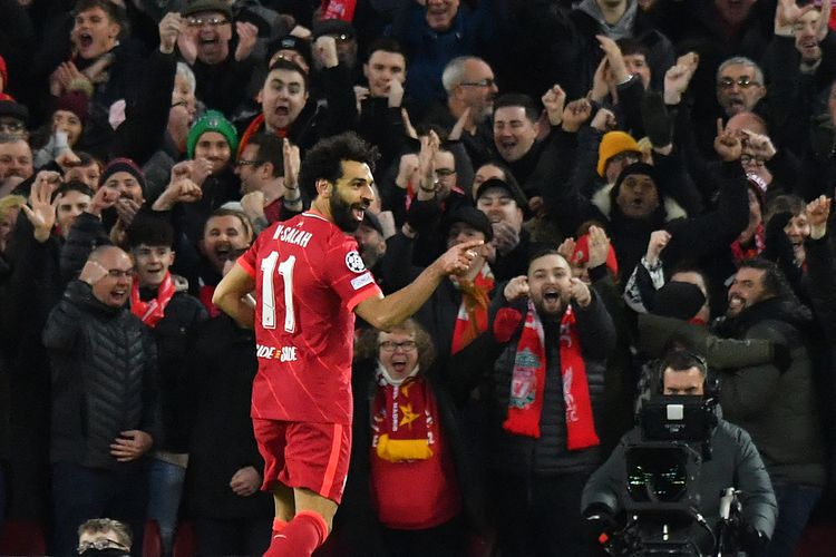 Gelandang Liverpool, Mohamed Salah, merayakan gol kedua yang diceitaknya ketika melawan FC Porto dalam laga Grup B Liga Champions di Anfield, Liverpool, 24 November 2021.