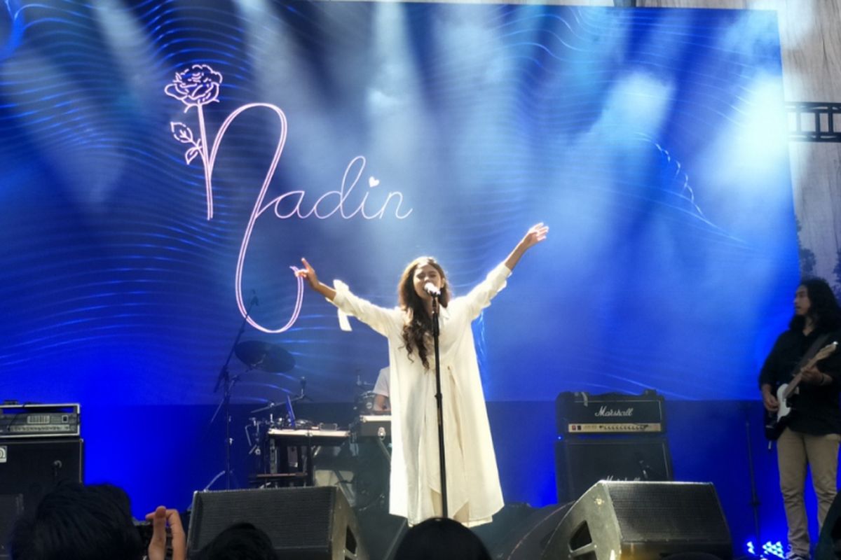 Nadin saat tampil di panggung On Off Festival di pelataran Gandaria City, Jakarta Selatan, Minggu (12/8/2018).