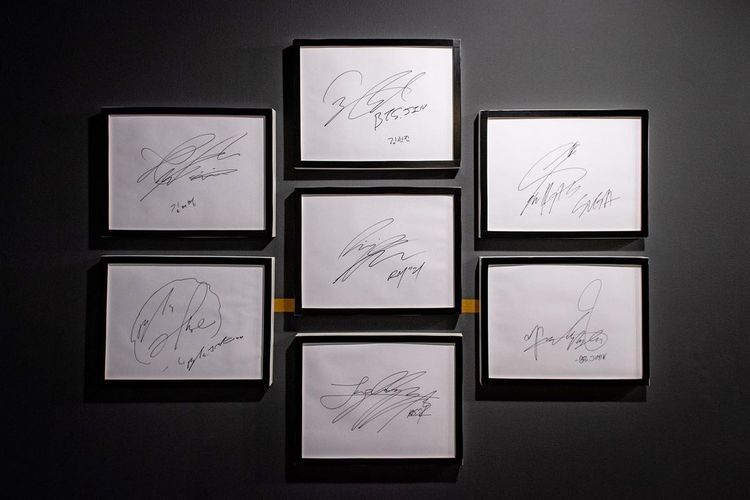 Tanda tangan para anggota BTS dipajang di Korean Cultural Center (Pusat Budaya Korea) di New York, Amerika Serikat.