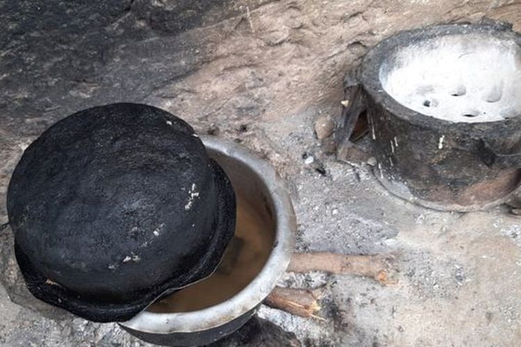 Peninah Bahati Kitsao janda 8 anak menempatkan batu di tungku agar kelihatan memasak oleh anak-anaknya. Ia berharap anak-anaknya tertidur saat menanti makanan-nya selesai dimasak.