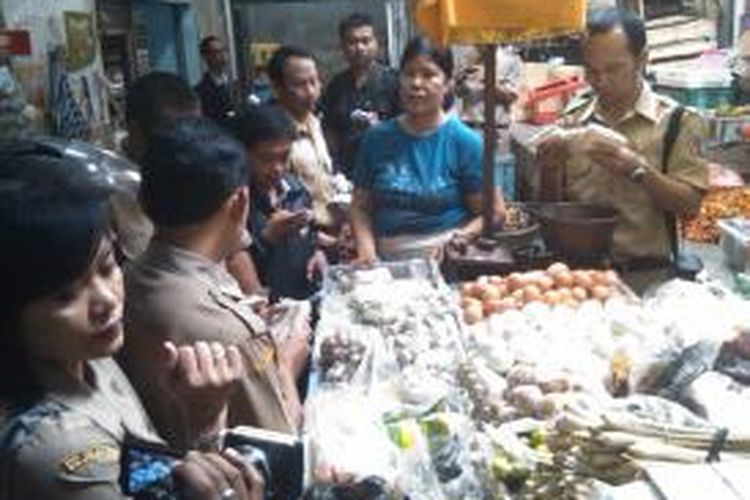 Petugas Disperindag Denpasar melakukan sidak di Pasar Kreneng Denpasar memantau harga kebutuhan pokok.