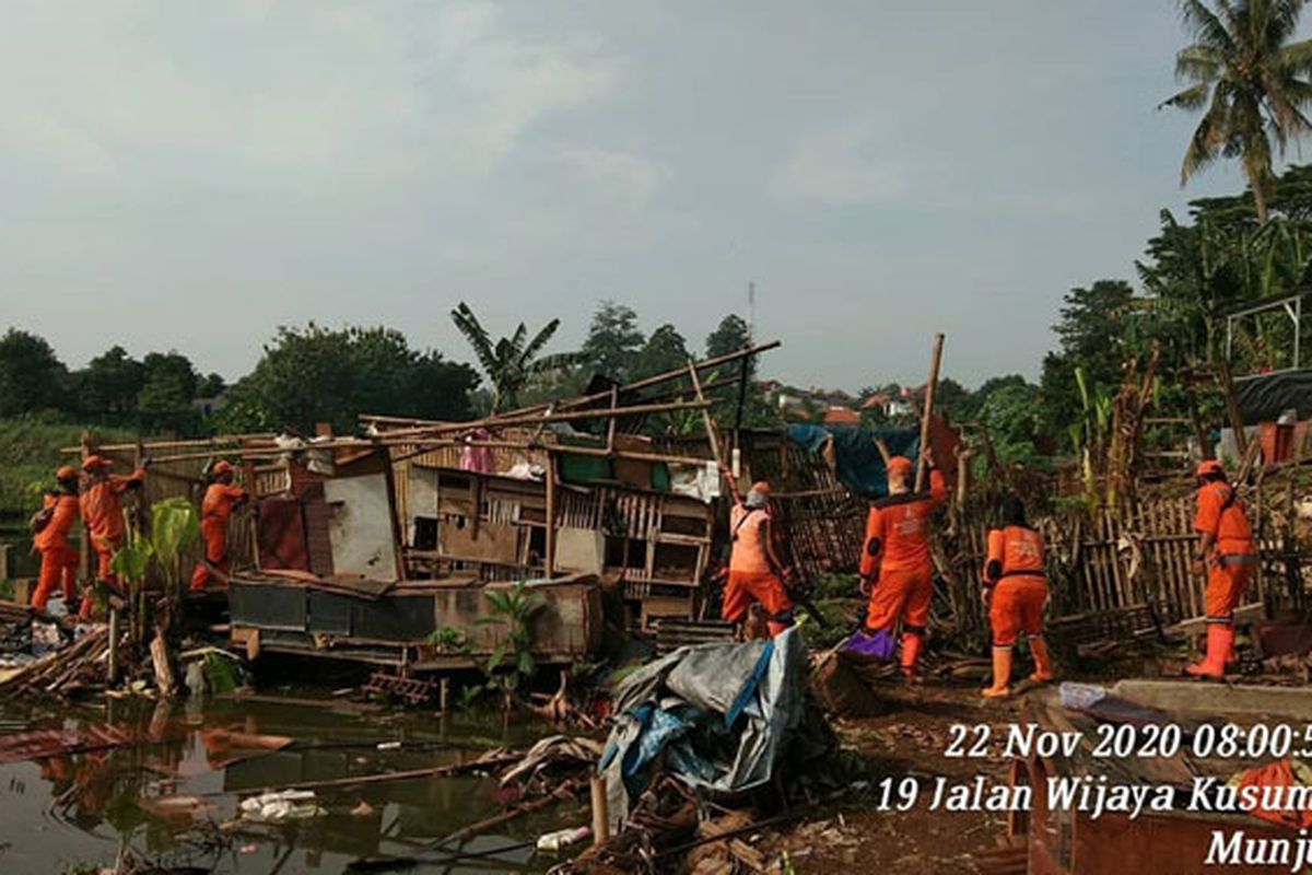 Pemancingan liar di Waduk Munjul, Cipayung, Jakarta Timur, dibongkar.