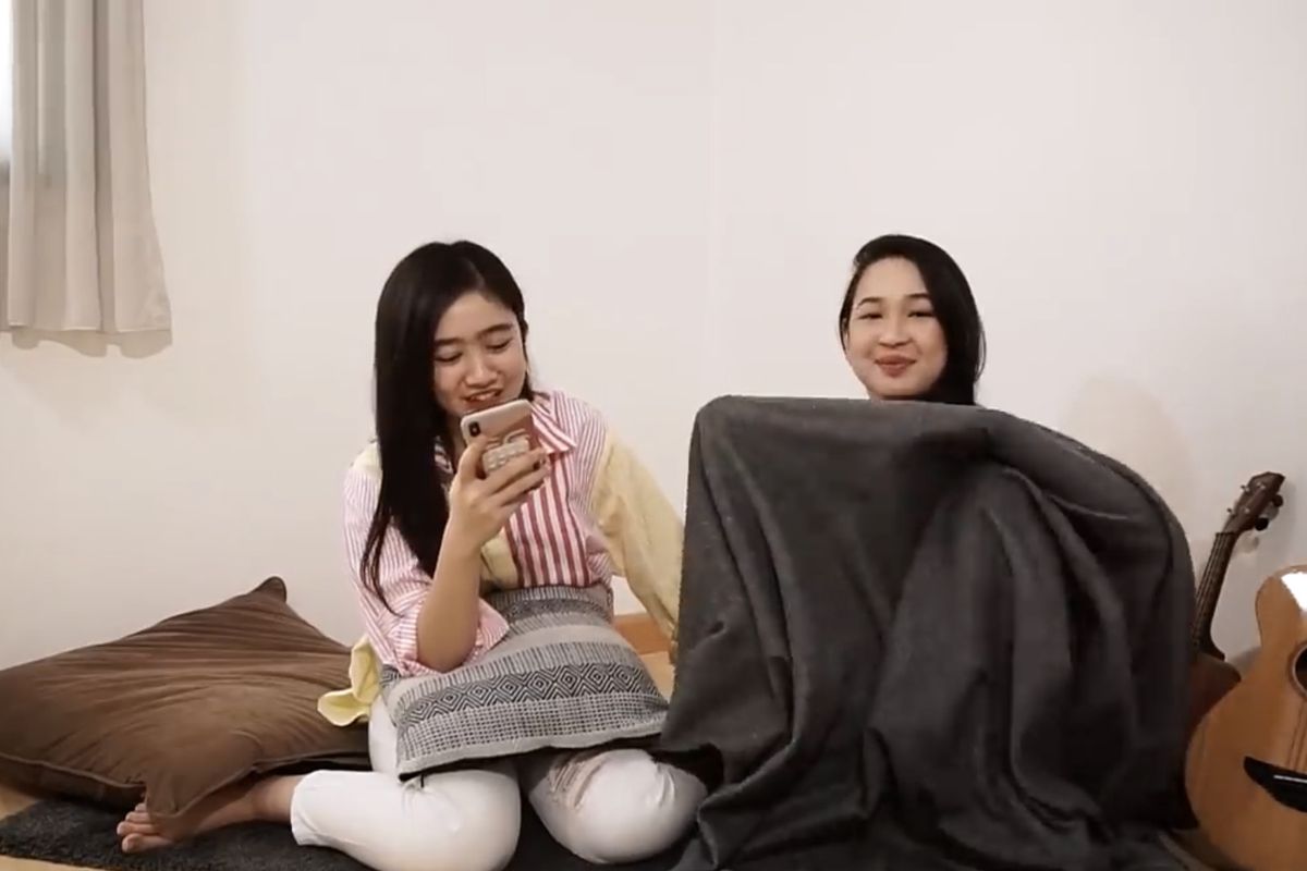 Febby Rastanty dan Agatha Pricilla menjawab pertanyaan netizen. (Bidikan YouTube Febby Rastanty). 