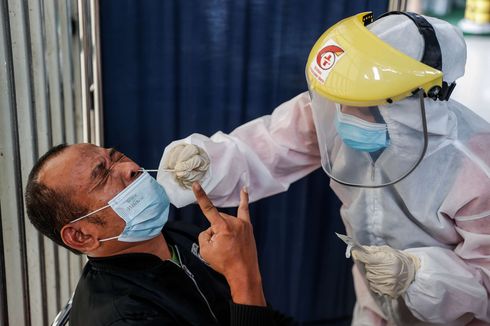 Calon Penumpang KRL di Stasiun Tanah Abang Jalani Tes Swab Antigen