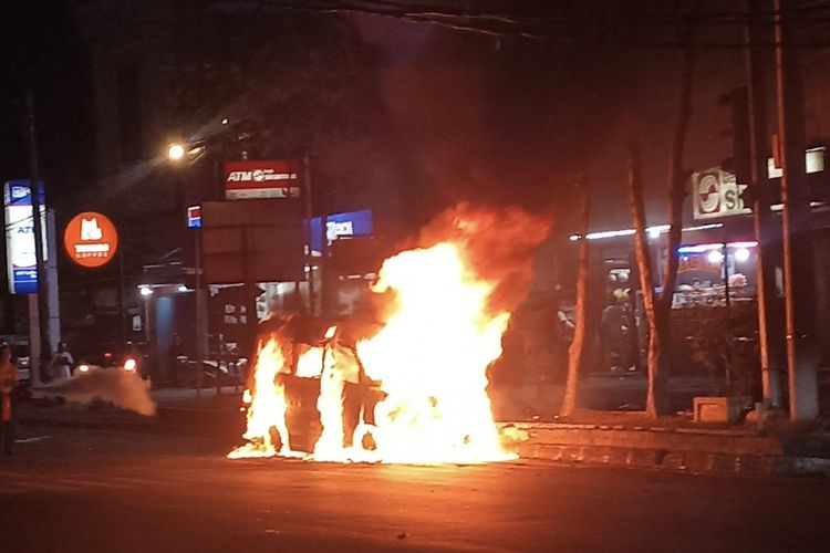 Satu unit mobil angkutan perkotaan (angkot) bernomor polisi F 1925 GG hangus terbakar di Jalan Jenderal Sudirman, Kecamatan Bogor Tengah, Kota Bogor pada Sabtu (7/9/2024) malam.