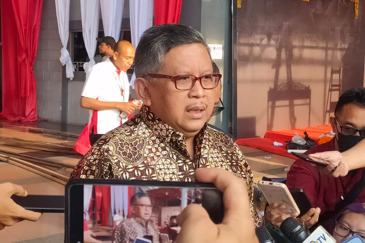 Sekretaris Jenderal PDI-P Hasto Kristiyanto ditemui di JIExpo Kemayoran, Jakarta terkait HUT ke-50 PDI-P, Senin (9/1/2023).