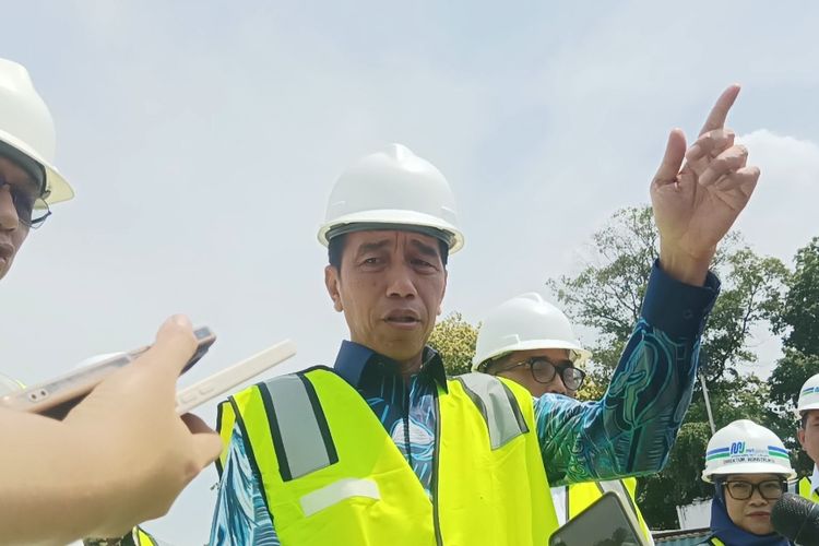 Presiden Joko Widodo memberikan keterangan pers usai meninjau proyek pembangunan MRT fase 2A di kawasan Monumen Nasional (Monas) pada Jumat (16/12/2023).