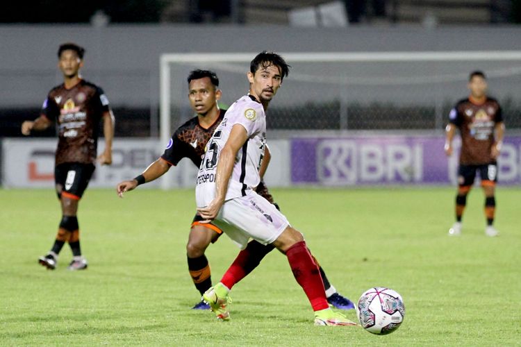 Pemain Bali United Gavin Kwan Adsit saat pertandingan pekan 30 Liga 1 2021-2022 melawan Persiraja Banda Aceh yang berakhir dengan skor 0-1 di Stadion Kompyang Sujana Denpasar, Jumat (11/3/2022) malam.
