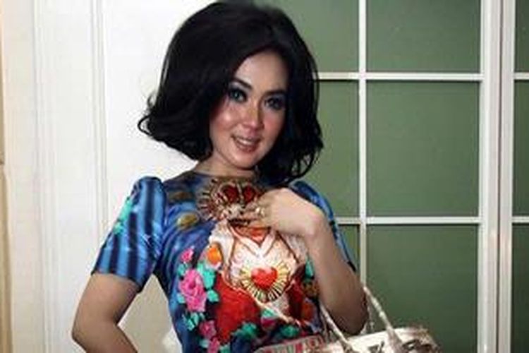 Syahrini menghadiri konferensi pers Miss Celebrity di Belezza Permata Hijau, Jakarta Selatan, Rabu (17/10/2012). Syahrini tampil dengan gaya rambut baru ala Barbie.