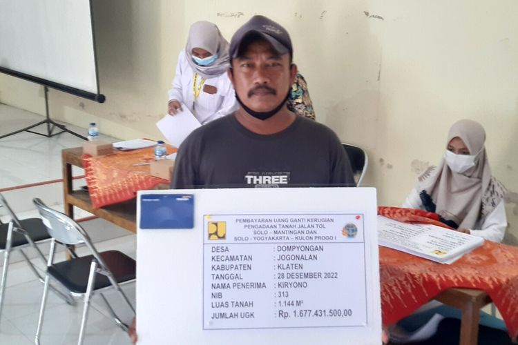 Kiryono (45) merupakan salah satu dari ratusan warga di Desa Dompyongan, Kecamatan Jogonalan, Klaten, Jawa Tengah yang tanahnya terkena dampak pembangunan jalan tol Solo-Yogyakarta, Rabu (28/12/2022).
