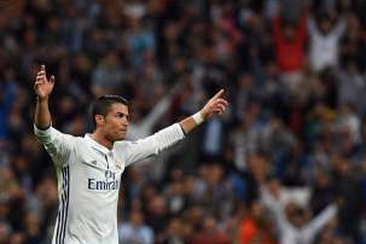 Penyerang Real Madrid, Cristiano Ronaldo, sukses mencetak gol ke gawang Sporting CP dalam laga Liga Champions di Stadion Santiago Bernabeu, 14 September 2016.