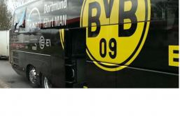 Bus milik Borussia Dortmund yang diserang menjelang pertandingan melawan Bayern Muenchen, Sabtu (4/4/2015), di Signal Iduna Park.