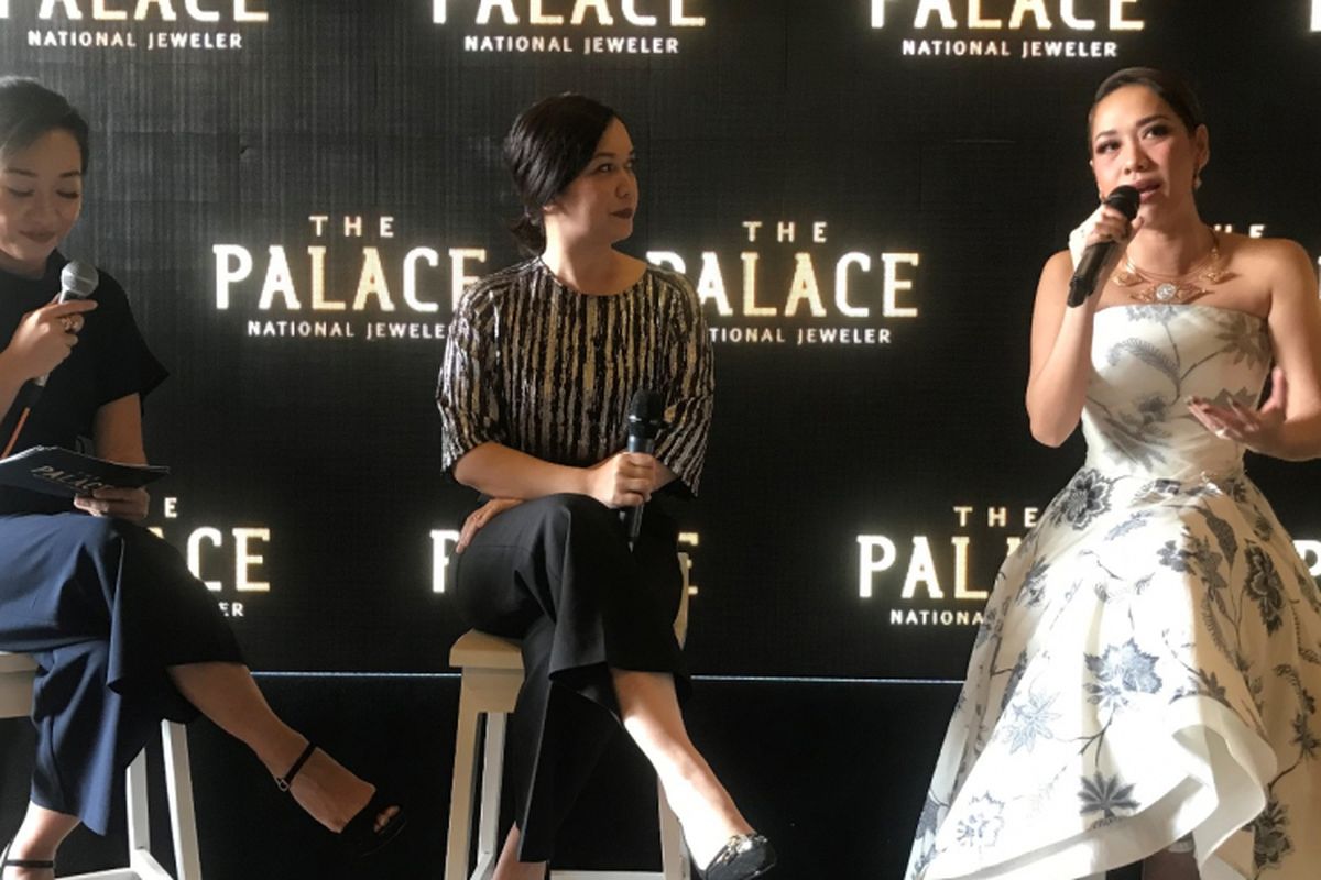 Talkshow perhiasan bersama General Manager The Palace National Jeweler Jelita Setifa (tengah) dan Bunga Citra Lestari (kanan).