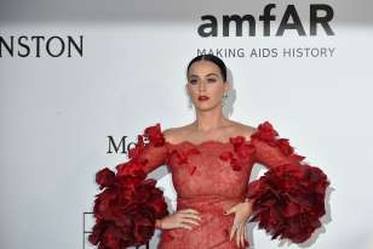 Penyanyi AS Katy Perry menghadiri perhelatan amfAR's 23rd Cinema Against AIDS Gala di Hotel du Cap-Eden-Roc di Cap'Antibes, Perancis, Kamis (19/5/2016).