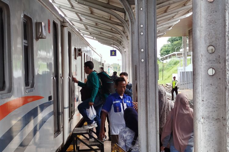 Penumpang saat naik kereta di Stasiun Banyuwangi Kota. 
