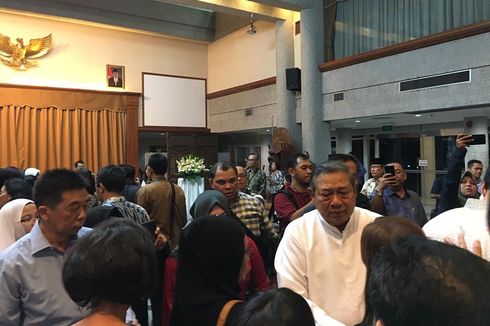 Haru Warga Indonesia di Singapura Saat Lepas Jenazah Ani Yudhoyono