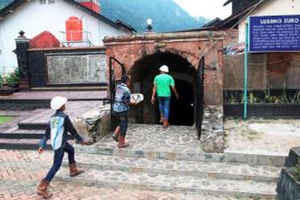 Wisatawan memasuki Lubang Mbah Suro yang merupakan salah satu peninggalan kegiatan tambang batubara di Sawahlunto, Sumatera Barat, Sabtu (30/5).