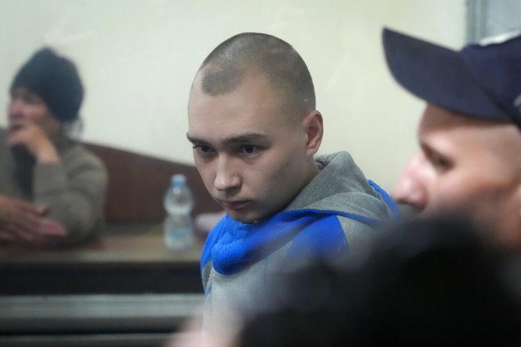 Tentara Rusia Vadim Shishimarin (21) terlihat di balik kaca selama sidang pengadilan kejahatan perang di Kyiv, Ukraina, Rabu, 18 Mei 2022. Tentara Rusia tersebut diadili di Ukraina atas pembunuhan seorang warga sipil tak bersenjata.
