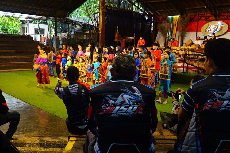 Pengguna Honda CB150X menyaksikan langsung pertunjukkan Saung Angklung Udjo, Sabtu (11/6)
