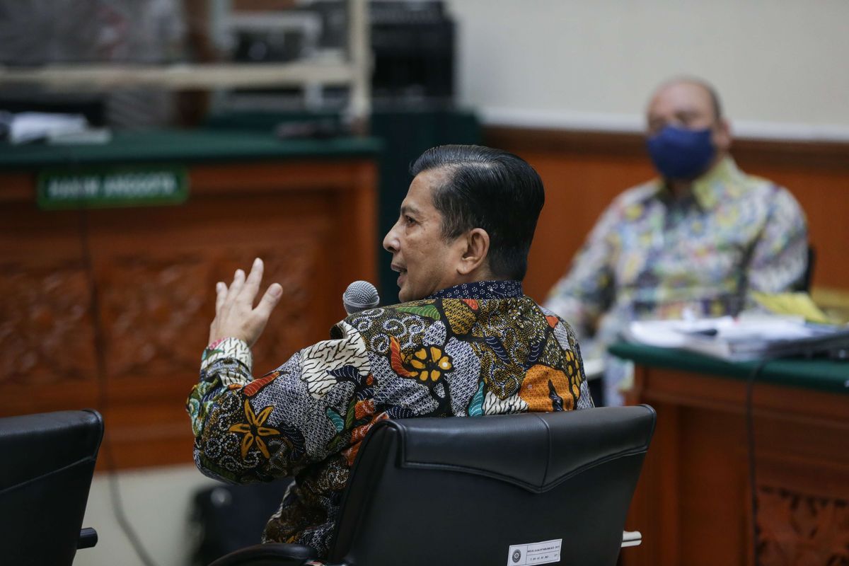 Saksi ahli BNN Komjen Pol (Purn) Ahwil Loetan memberikan kesaksian pada sidang terdakwa kasus peredaran narkotika jenis sabu Irjen Teddy Minahasa di Pengadilan Negeri Jakarta Barat, Senin (6/3/2023). Jaksa penuntut umum (JPU) menghadirkan dua ahli dalam sidang kali ini.