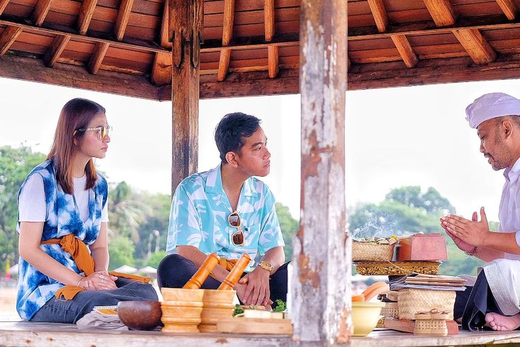 Calon Wakil Presiden (Cawapres) nomor urut 2 (dua) Gibran Rakabuming Raka bersama istri, Selvie Ananda, mengikuti Wellness Tourism di Pantai Mertasari Sanur, Bali, Sabtu (27/1/2024).
