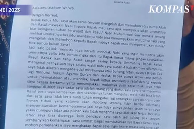 Penampakan surat dari pelaku penembakan kantor MUI yang ditunjukkan oleh Ketua Umum MUI Bidang Fatwa Asrorun Ni'am Sholeh