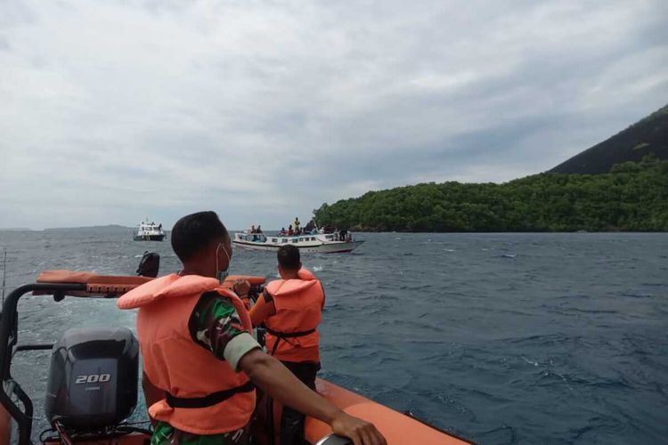Tim SAR gabungan berusaha mengevakuasi 43 penumpang Kapal Motor Sinar Ai yang mati mesin setelah diterjang gelombang tinggi di peraiaran Pulau Ai, Kepulauan Banda, Maluku, Senin (27/12/2021)