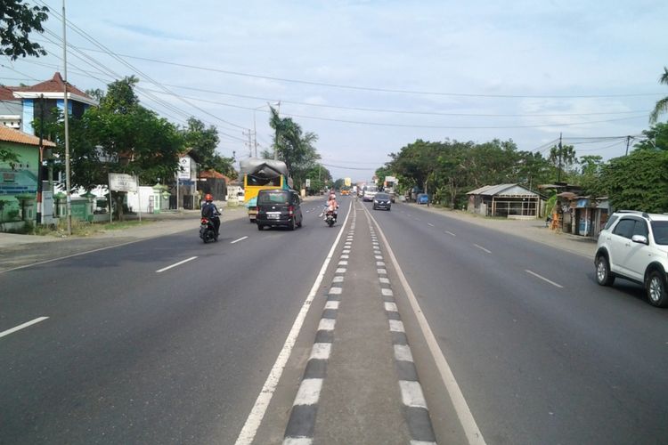 Jalan Pantura Brangsong Kendal Jawa Tengah yang rawan kecelakaan.Kompas. Com/Slamet Priyatin 