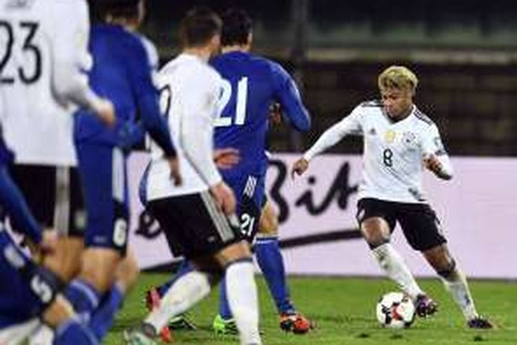 Pemain tim nasional Jerman, Serge Gnabry, tampil dalam laga Kualifikasi Piala Dunia 2018 Zona Eropa kontra San Marino, di Stadion Olimpico di Serravalle, Jumat (11/11/2016) waktu setempat.