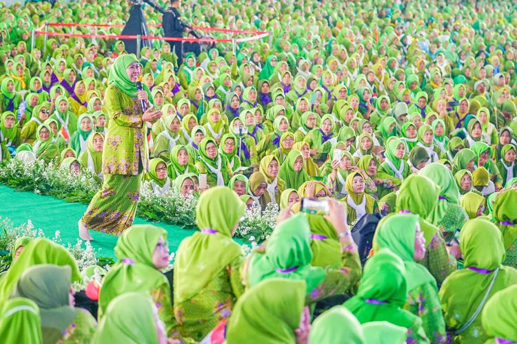 Gubernur Jawa Timur yang juga Ketua Umum Muslimat NU di hadapan ribuan Muslimat NU saat peringatan Hari Ibu 2023 di Gedung Jatim Expo Surabaya, Jawa Timur, Kamis (7/12/2023).