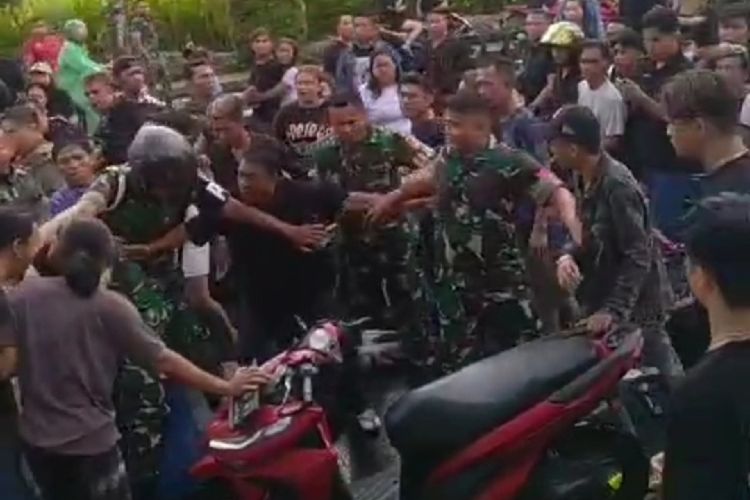 Suasana di depan kantor Kodam XIII/Merdeka, Jalan Teling Atas, Manado, Sulawesi Utara, sempat ramai pada Jumat (5/1/2023) sore sekitar pukul 15.30 Wita. Setelah terjadi bentrok, sejumlah anggota TNI lain berusaha melerai peristiwa itu.