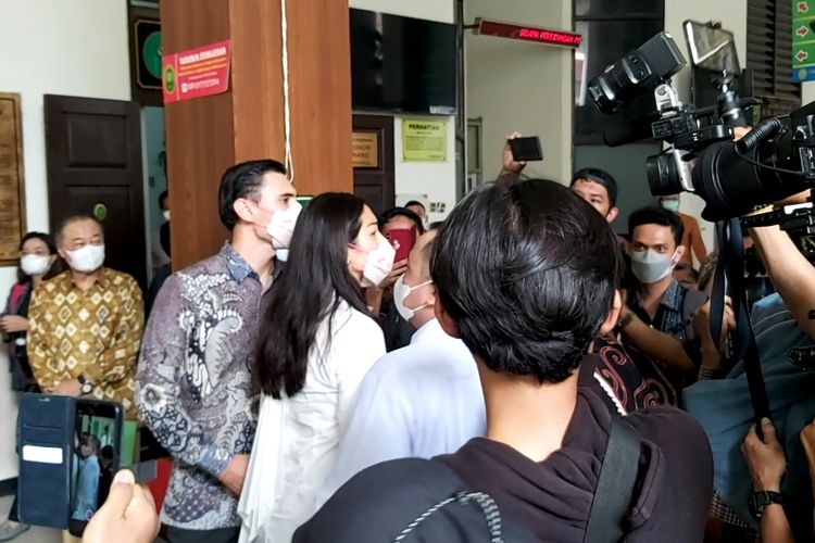 Artis peran Jessica Iskandar dan suaminya, Vincent Verhaag saat adu mulut dengan kuasa hukum Christopher Stefanus Budianto, Togar Situmorang di Pengadilan Negeri Jakarta Selatan, Rabu (5/10/2022).
