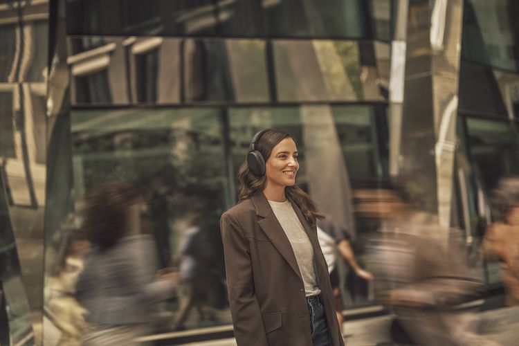 Di Indonesia, Jabra Evolve3 85 dijual dengan harga Rp 12.440.880.