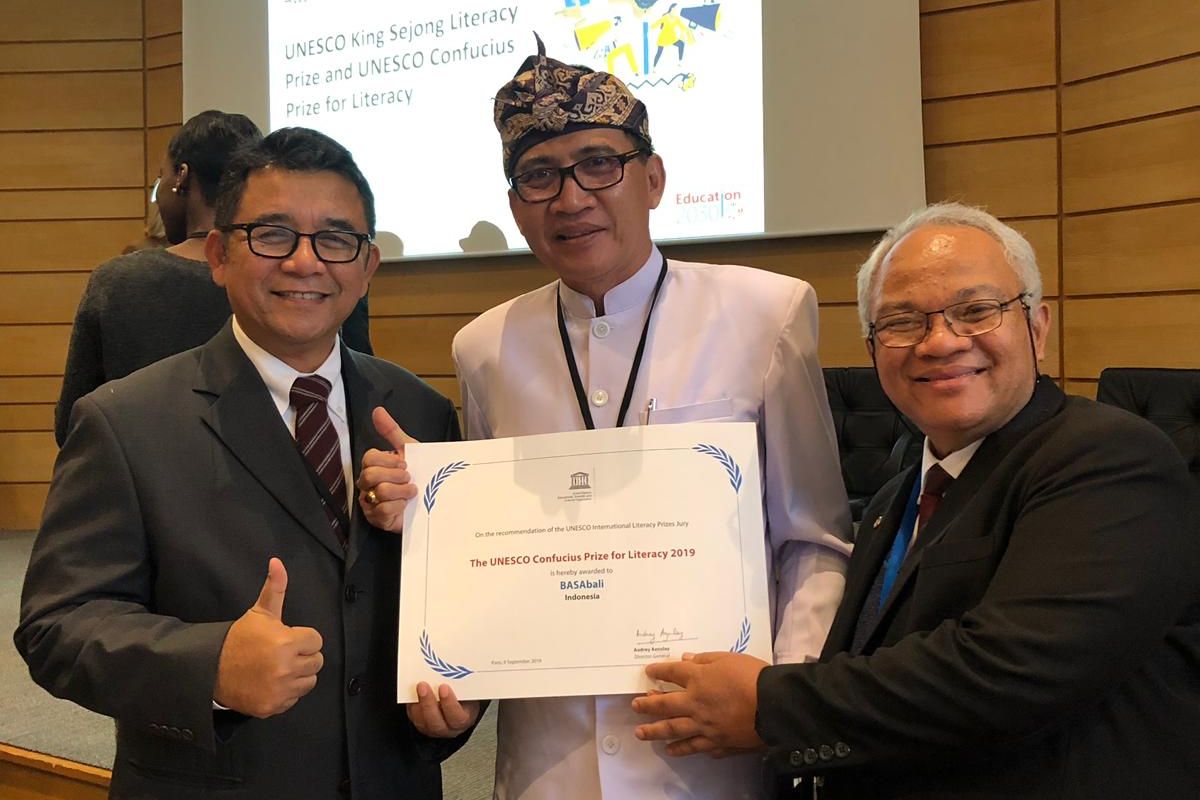 Aplikasi BASAbali Wiki dari ?Indonesia menerima penghargaan literasi tingkat dunia yang diselenggarakan UNESCO di kantor pusat UNESCO, Paris, bertepatan dengan Hari Aksara Internasional (9/9/2019).