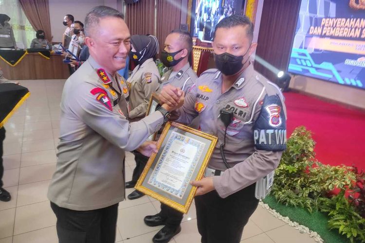 Bripka Anju Dapat Penghargaan Dari Polda Kaltim Usai Menyeberangkan Jalan Pria Tua di Balikpapan, Kalimantan Timur