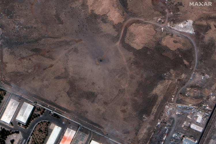 Gambar dari citra satelit memperlihatkan kawah di situs nuklir Iran di Natanz setelah diserang bom Amerika Serikat pada Minggu (22/6/2025).