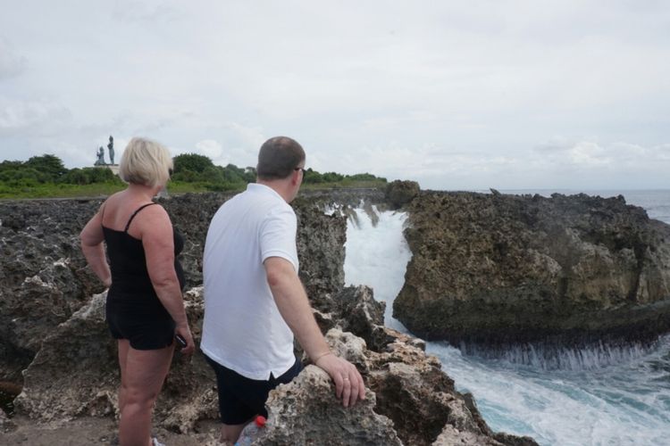 Wisatawan asing sedang menikmati hempasan ombak di kawasan water blow, kawasan Nusa Dua Bali, Rabu (8/3/2017).