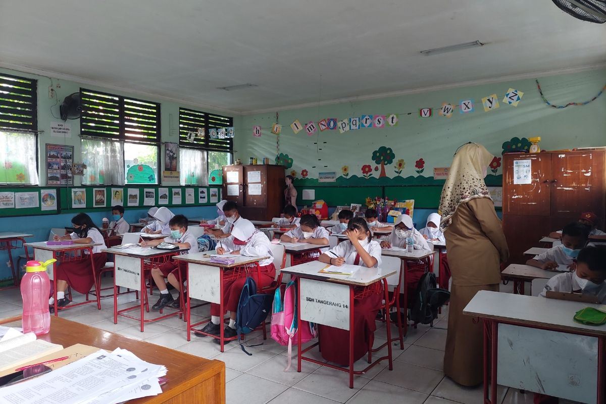 Suasana murid saat mengikuti pembelajaran tatap muka terbatas di SDN Tangerang 14, Kota Tangerang, Senin (14/3/2022).