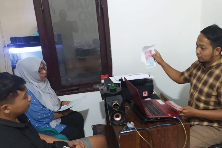 Pelaku pengedar obat berbahaya menjalani pemeriksaan di Sat Resnarkoba Polresta Banyumas, Jawa Tengah.