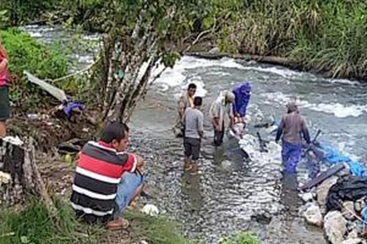 Aktivitas para pencari batu mulia Indocrase Aceh di Wih Keruh, Desa Pantan Reduk, Kecamatan Linge Aceh Tengah, Aceh.