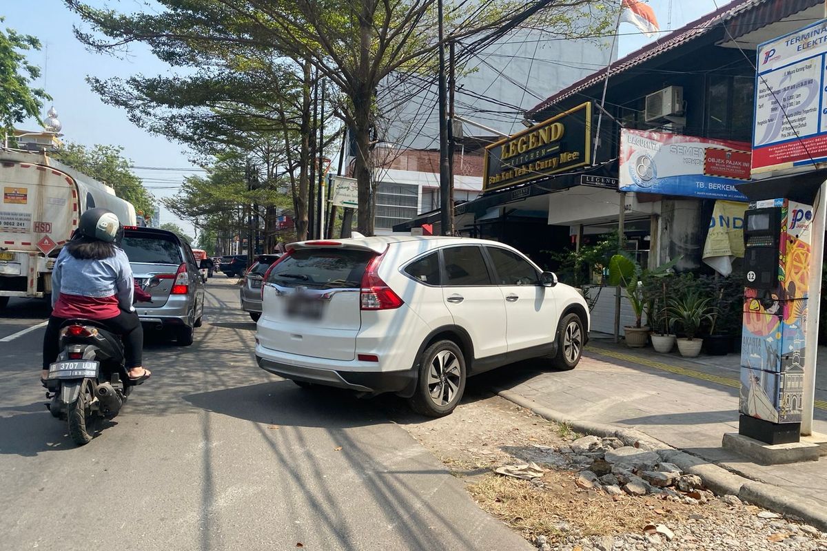 Salah satu mobil yang terparkir di bahu jalan di Jalan Muara Karang Raja, Pluit, Penjaringan, Jakarta Utara pada Jumat (2/6/2023).