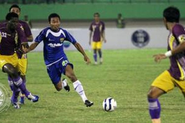 Pemain Persib Bandung, Muhammad Ridwan (tengah), saat berusaha melewati pemain Persik Kediri di laga terakhir Grup B Babak Delapan Besar di Stadion Manahan, Solo, Rabu (22/1/2014). 