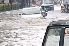 Aksi Nekat Pengemudi Datsun Terabas Banjir
