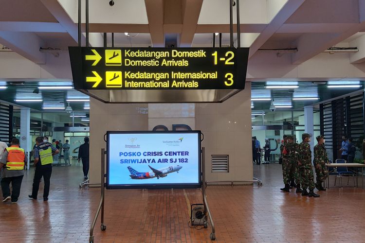 Suasana di posko crisis center Sriwijaya Air di Terminal II Bandara Soekarno-Hatta, Banten, Sabtu (9/1/2021) setelah pesawat Sriwijaya Air SJ182 jatuh di Kepulauan Seribu, Sabtu (9/1/2021).