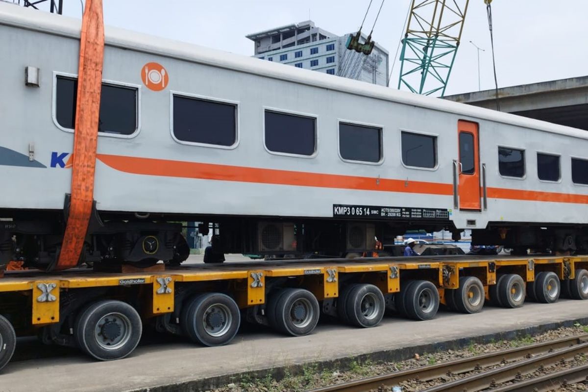 PT Kereta Api Indonesia (Persero) atau KAI mengirimkan 22 unit kereta dari Pulau Jawa ke Sumatera.