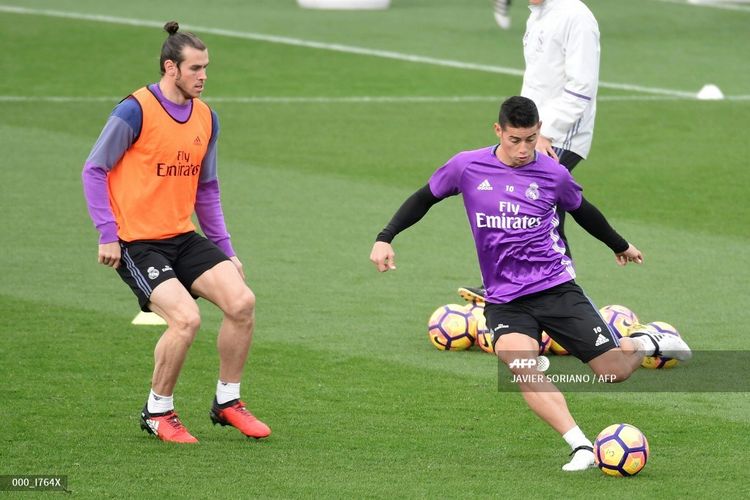 Pemain tengah Real Madrid Kolombia James Rodriguez (kanan) dan pemain depan Welsh Real Madrid Gareth Bale ambil bagian dalam sesi latihan di kota olahraga Real Madrid di Madrid pada 18 November 2016, pada malam pertandingan sepak bola Liga Spanyol Atletico de Madrid vs Real Madrid CF.