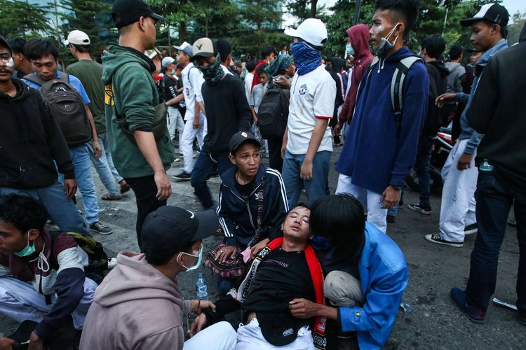 Pelajar luka terkena gas air mata akibat bentrokan dengan polisi saat demonstrasi menolak Rancangan Kitab Undang-Undang Hukum Pidana (RKUHP) dan Undang-Undang Komisi Pemberantasan Korupsi (UU KPK) di Pejompongan, Jakarta Barat, Senin (30/9/2019). Akibat kericuhan ini tol dalam kota di kawasan Slipi lumpuh total.