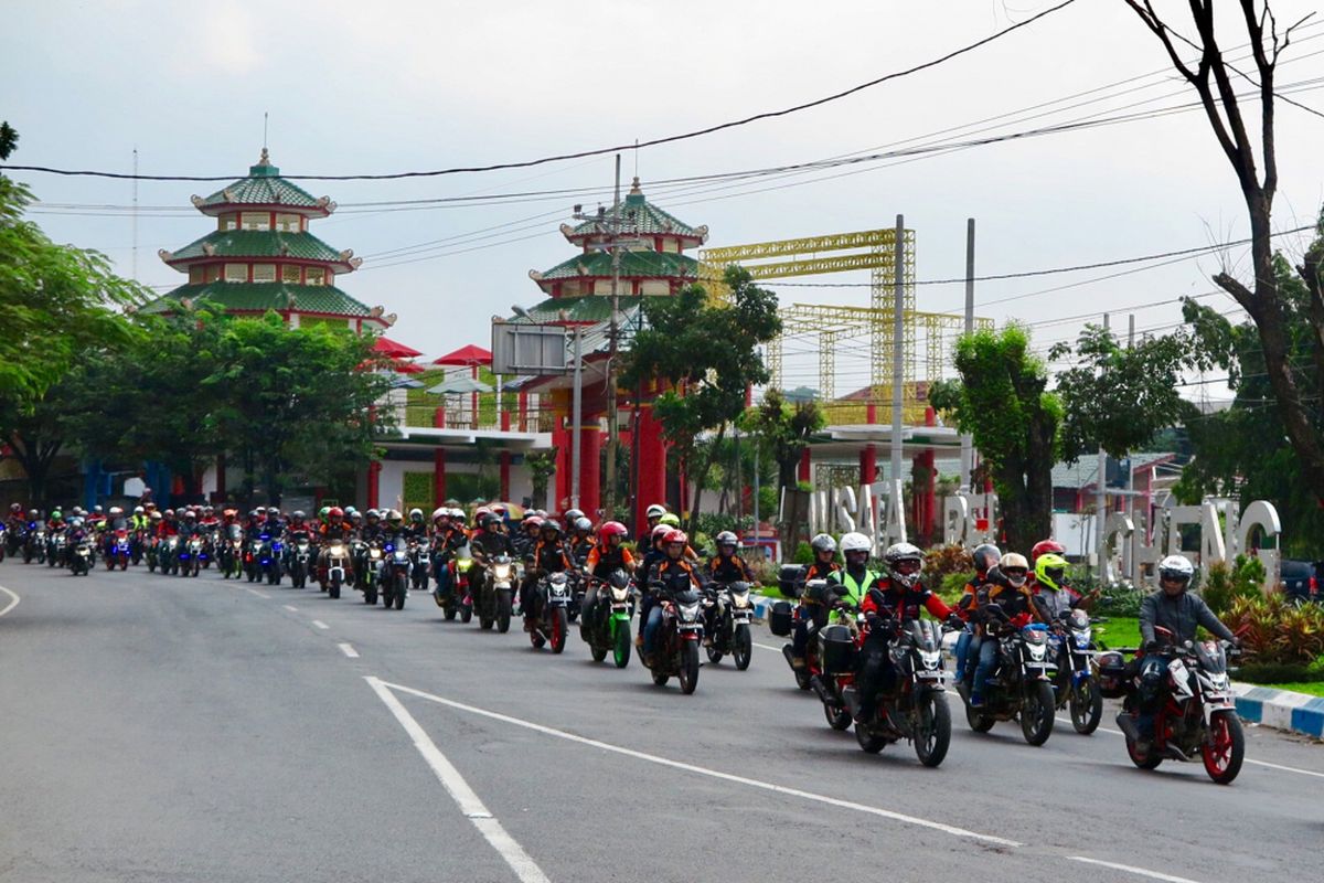 Bikers Honda CB150R Streetfire melakukan aksi rolling city untuk mengawali rangkaian acara Jambore Nasional CB150R Streetfire ke-2 yang berlangsung di Pandaan, Jawa Timur (23/4). 
                                