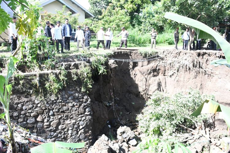 Kondisi jembatan rusak akibat banjir di Desa Sesait, Kayangan Lombok Utara,  paska banjir bandang, yang terjadi Selasa (16/4/2024). Pemkab Lombok Utara memantau dampak banjir yang melanda dua desa di Kecamatan Kayangan, Lombok Utara, Rabu ,(17/4/2024)